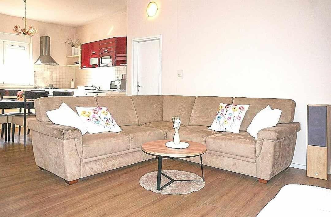 Emma & Toni Apartment Биоград на Мору Екстериор снимка